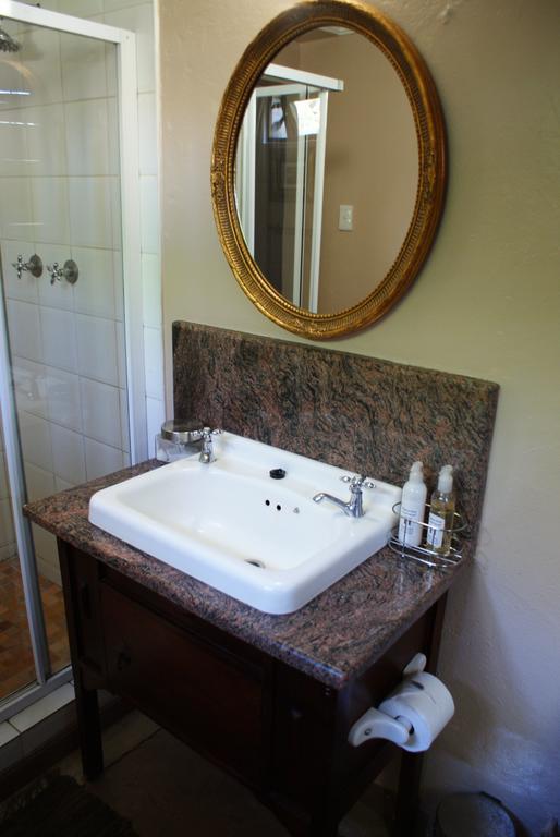Hampton House Guest House Centurion Room photo