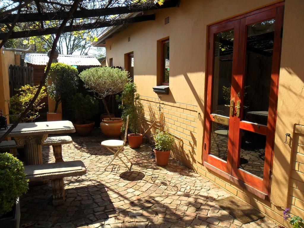 Hampton House Guest House Centurion Room photo
